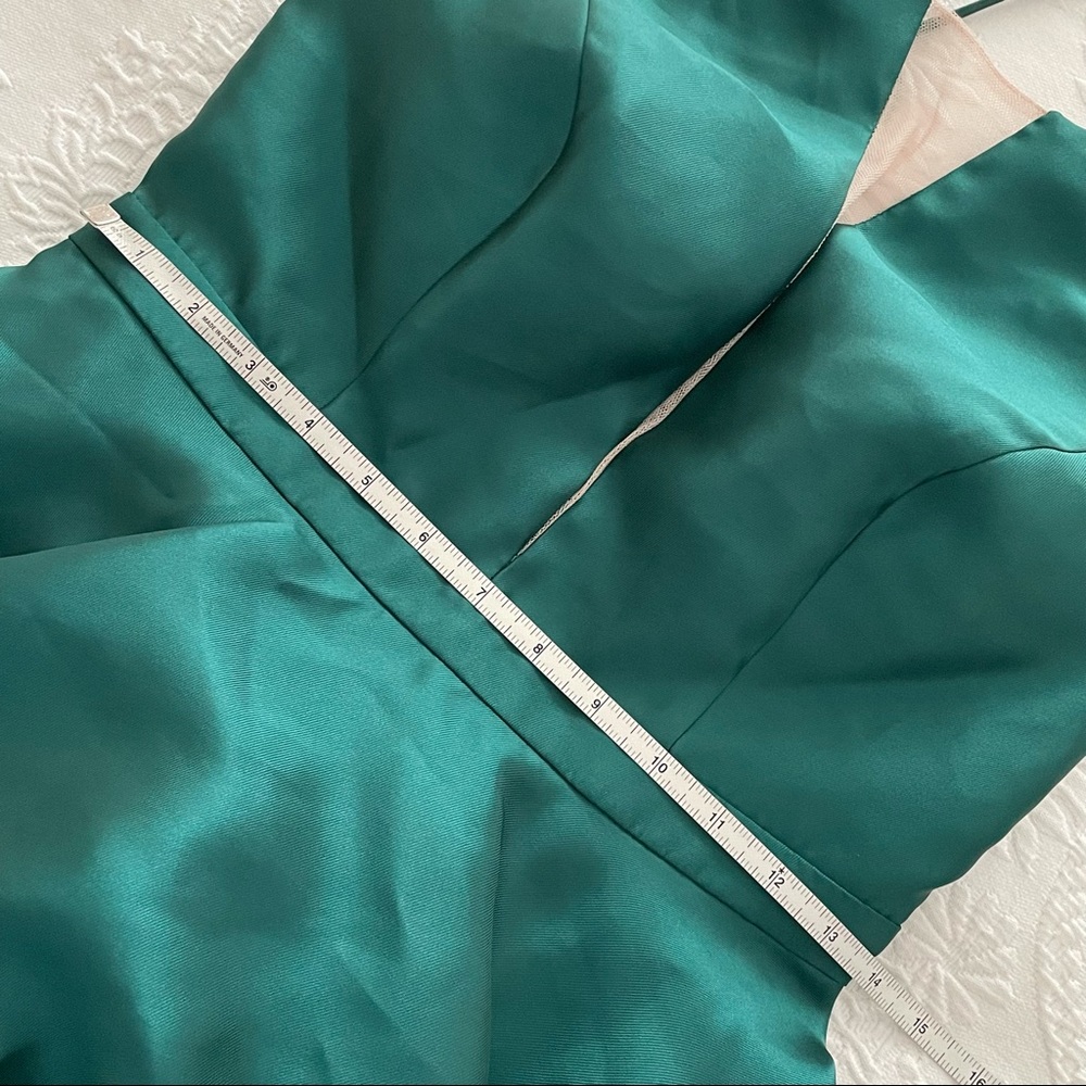 NWOT Lulu’s Take a Picture Green Satin Plunge Skater Dress With Pockets Small - Picture 8 of 10